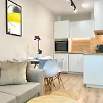 Апартамент Centre Bright & Cozy For 4 Persons