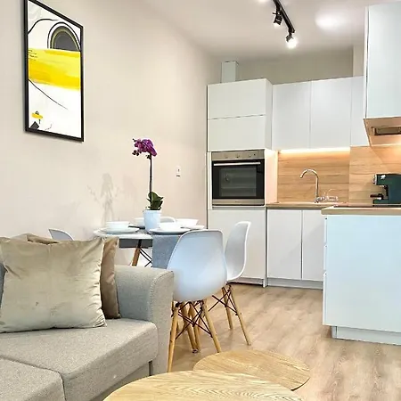 Appartement Centre Bright & Cozy For 4 Persons